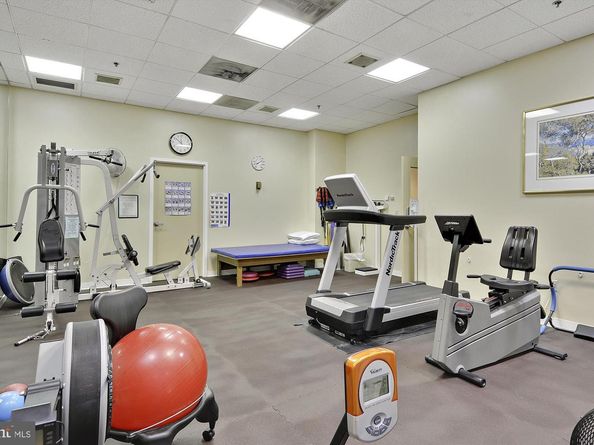 900 N Taylor Street 90406, Arlington VA 22203