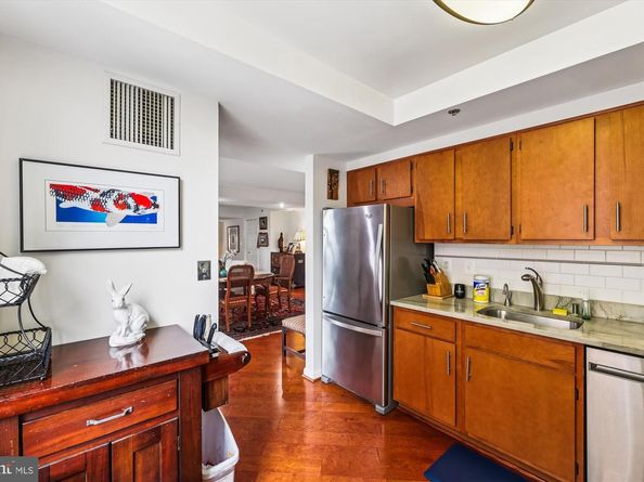 900 N Taylor Street 90406, Arlington VA 22203