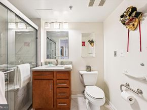 900 N Taylor Street 90406, Arlington VA 22203
