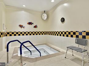 900 N Taylor Street 90406, Arlington VA 22203