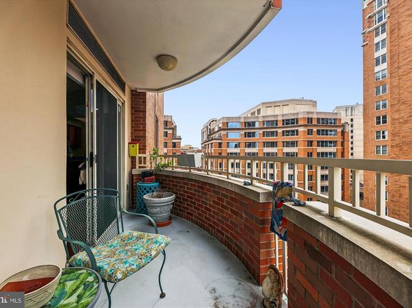 900 N Taylor Street 90406, Arlington VA 22203