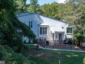 257 W Chelsea Circle