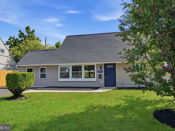 32 Iris Road, Levittown PA 19057