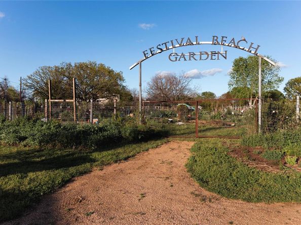 49 Navasota ST 202, Austin TX 78702