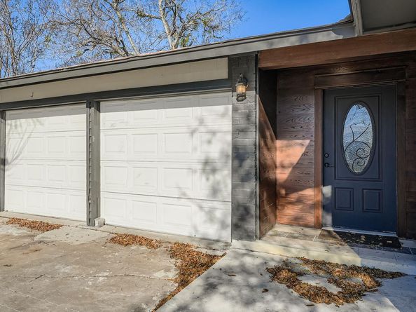 7004 E Meadow Bend DR, Austin TX 78724