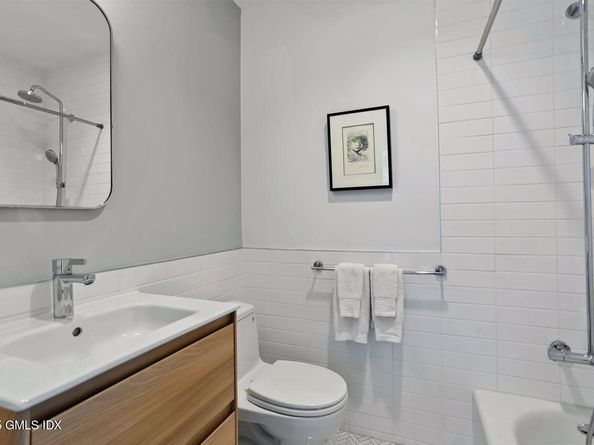 608 W Lyon Farm Drive 608, Greenwich CT 06831