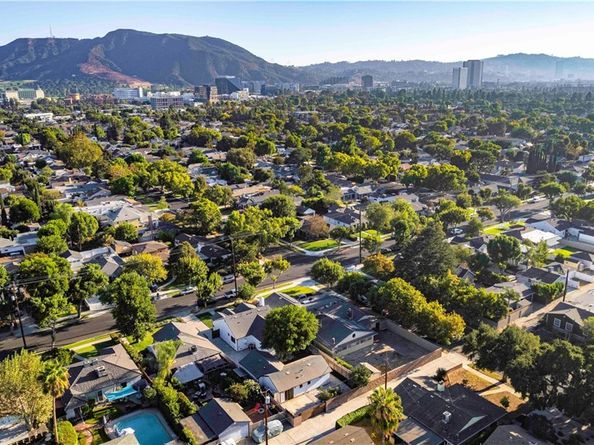 2115 W Clark Avenue, Burbank CA 91506