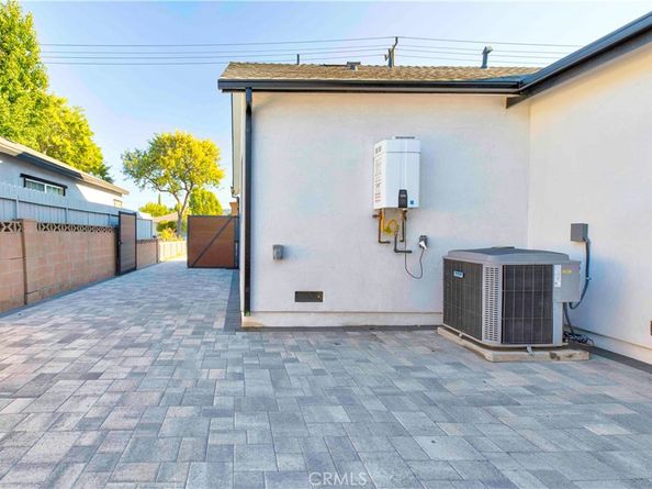 2115 W Clark Avenue, Burbank CA 91506