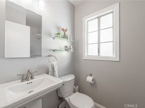 15815 Bassett Street, Lake Balboa CA 91406