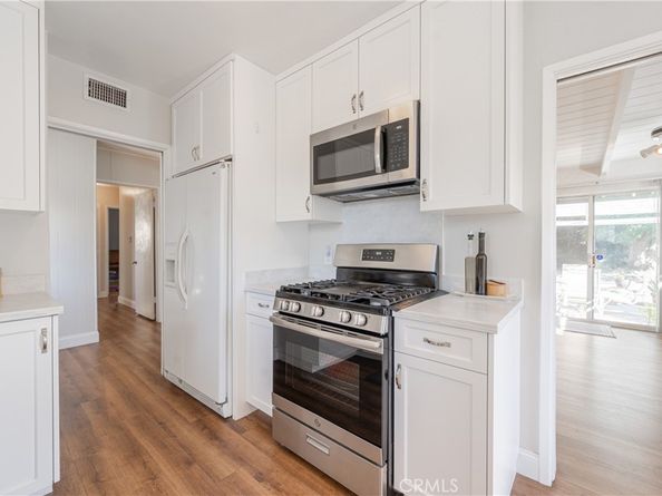 15815 Bassett Street, Lake Balboa CA 91406