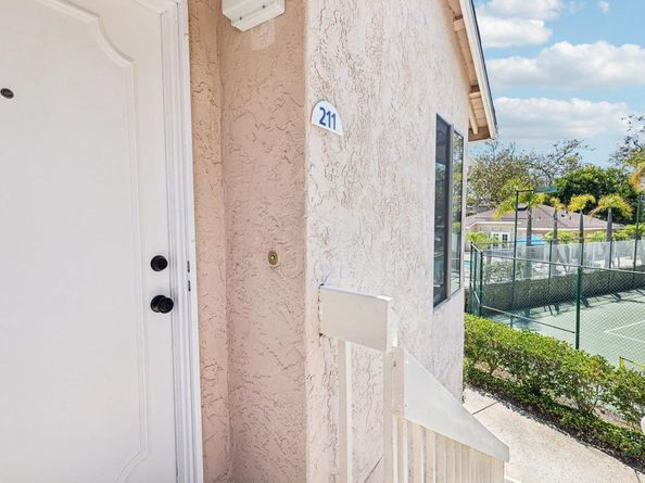 225 Diamond Way 211, Vista CA 92083
