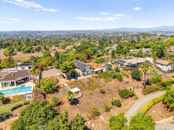326 Sunrise Circle, Vista CA 92084