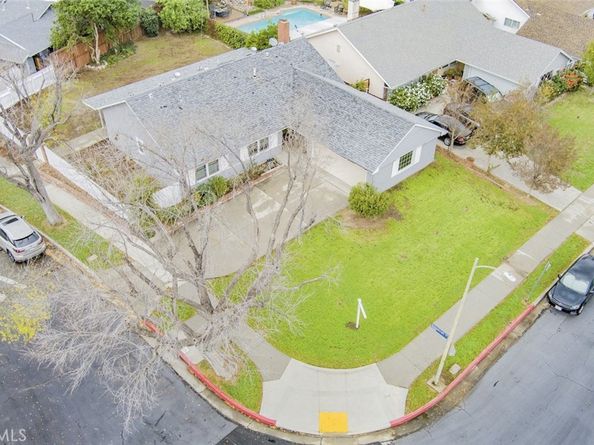 22201 Schoolcraft, Canoga Park CA 91303