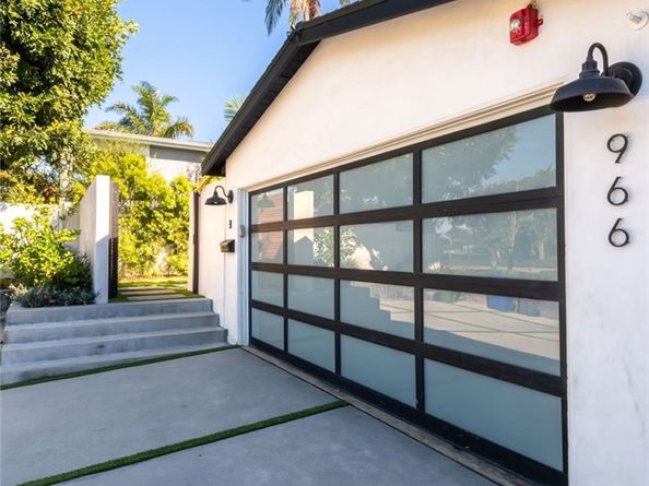 966 Rosecrans Avenue, Manhattan Beach CA 90266