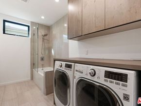 303 Venice Way, Venice CA 90291