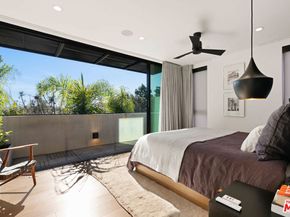 303 Venice Way, Venice CA 90291