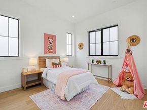 1000 Indiana Court, Venice CA 90291