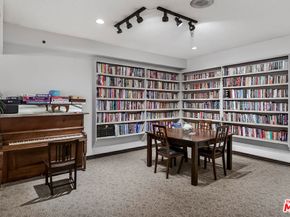 2700 Cahuenga Boulevard E. 4220, Los Angeles CA 90068