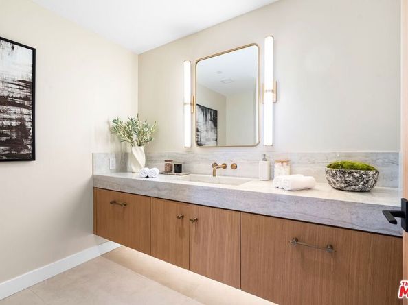 900 W Olympic Boulevard 27B, Los Angeles CA 90015