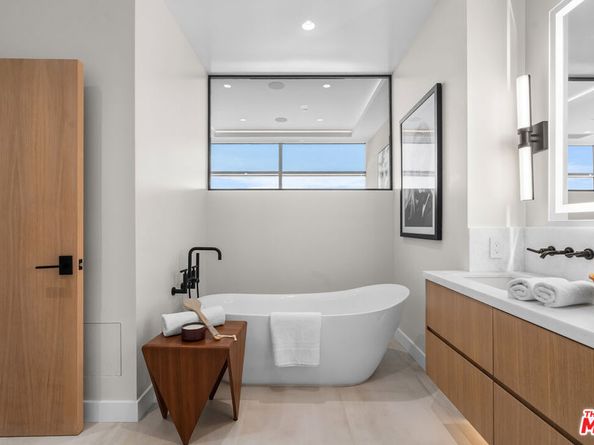 900 W Olympic Boulevard 27B, Los Angeles CA 90015