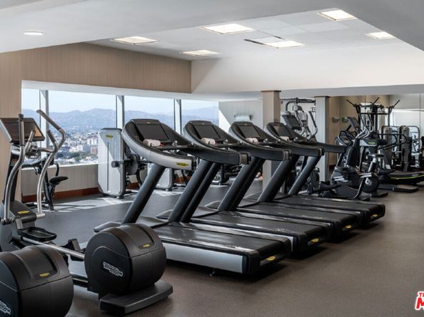 900 W Olympic Boulevard 27B, Los Angeles CA 90015