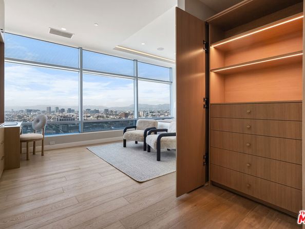 900 W Olympic Boulevard 27B, Los Angeles CA 90015