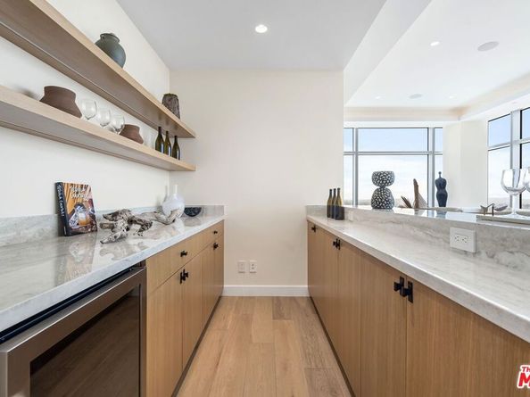 900 W Olympic Boulevard 27B, Los Angeles CA 90015