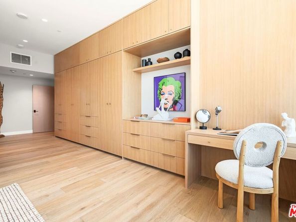 900 W Olympic Boulevard 27B, Los Angeles CA 90015