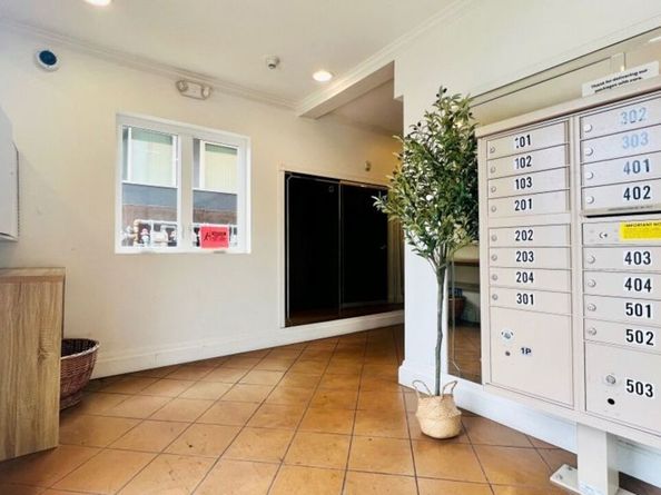 5633 Carlton Way 203, Los Angeles CA 90028