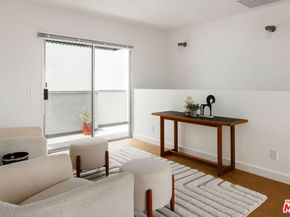 558 Rose Avenue, Venice CA 90291