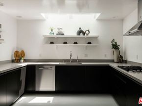 558 Rose Avenue, Venice CA 90291