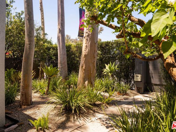 558 Rose Avenue, Venice CA 90291