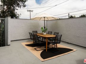 558 Rose Avenue, Venice CA 90291