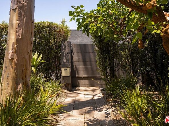 558 Rose Avenue, Venice CA 90291