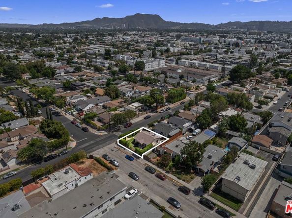 11202 Emelita Street, North Hollywood CA 91601