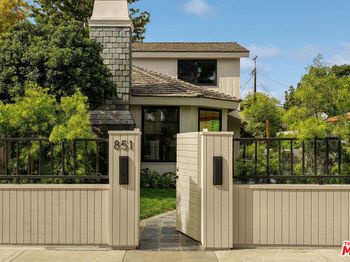851 Dickson Street