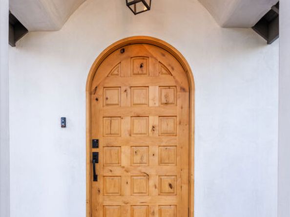 913 S Mullen Avenue, Los Angeles CA 90019