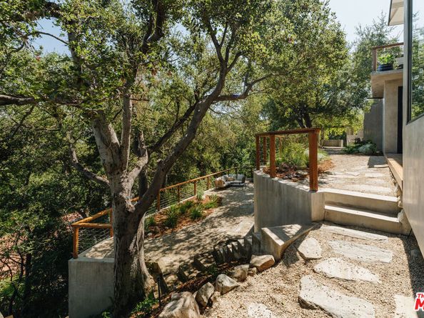 910 Glen Oaks Boulevard, Pasadena CA 91105