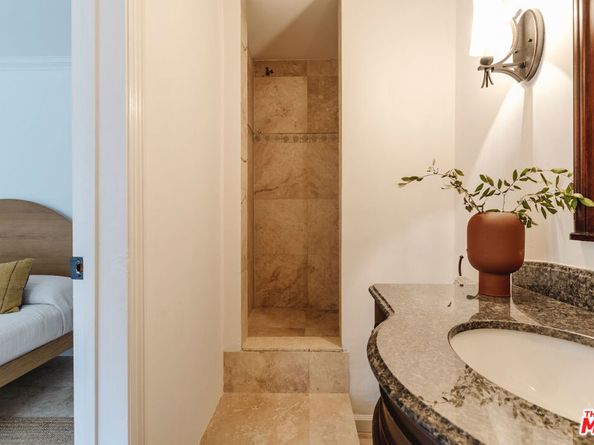 910 Glen Oaks Boulevard, Pasadena CA 91105