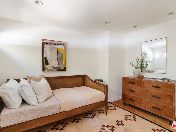 910 Glen Oaks Boulevard, Pasadena CA 91105