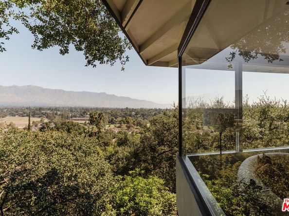 910 Glen Oaks Boulevard, Pasadena CA 91105