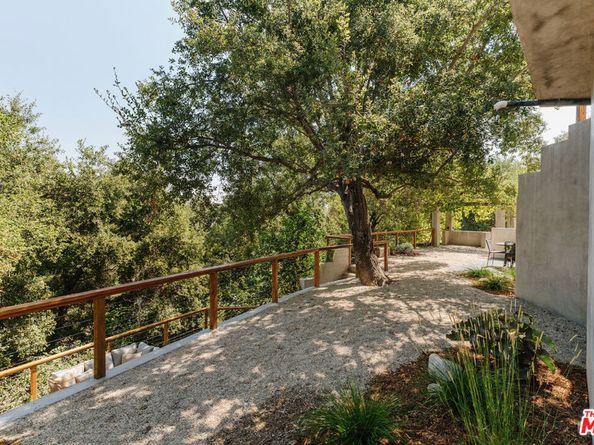 910 Glen Oaks Boulevard, Pasadena CA 91105