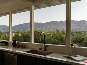 910 Glen Oaks Boulevard, Pasadena CA 91105