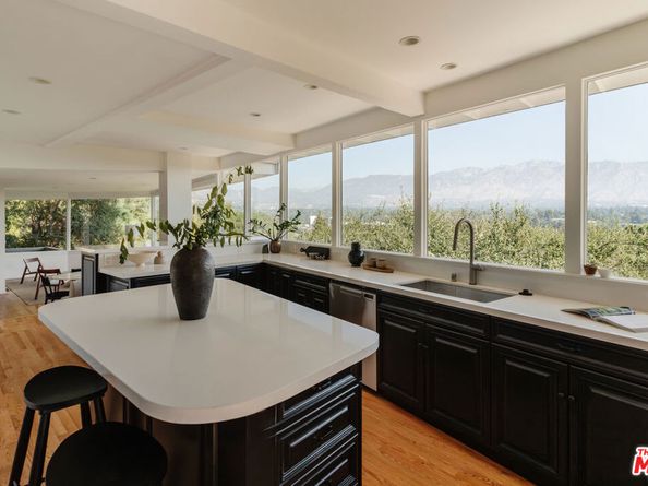 910 Glen Oaks Boulevard, Pasadena CA 91105