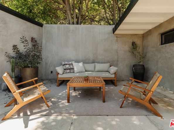 910 Glen Oaks Boulevard, Pasadena CA 91105