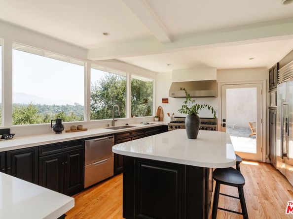 910 Glen Oaks Boulevard, Pasadena CA 91105