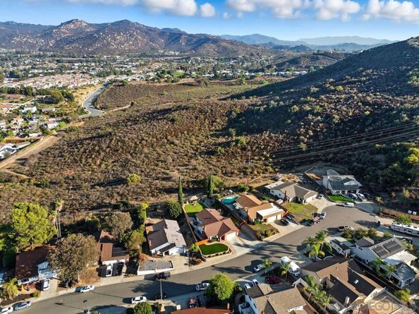 12431 Ridgeton Dr, Lakeside CA 92040