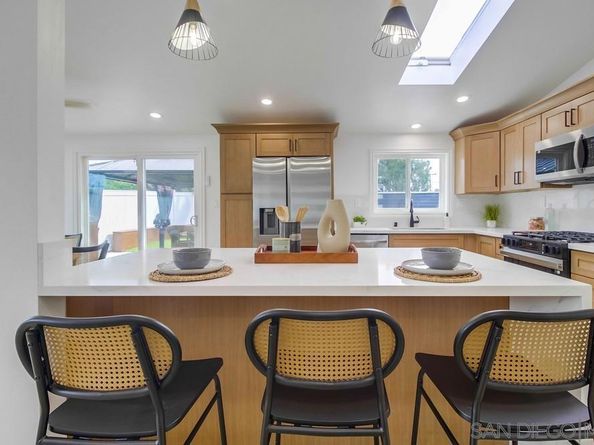 5165 Winthrop St, San Diego CA 92117