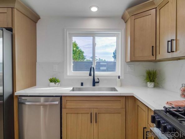 5165 Winthrop St, San Diego CA 92117