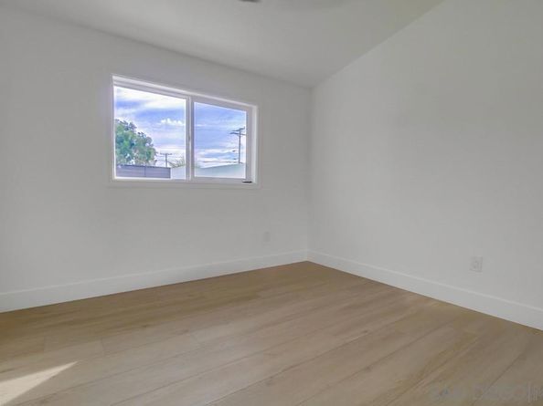 5165 Winthrop St, San Diego CA 92117